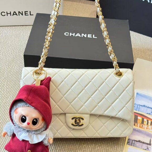 Classic CHANEL Bag: A Stylish and Versatile Choice for Elegance - Picture 5 of 6